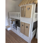 Etagenbett mit Treppe, Dach und Fensterläden aus Massivholz in Weiß und Naturholz